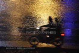 Image du Maroc Professionnelle de  Un motocycliste roule à grande vitesse sous la pluie durant la nuit du Samedi 17 Novembre 2012 sur le Boulevard Mohammed VI à Casablanca. (Photo / Abdeljalil Bounhar) 